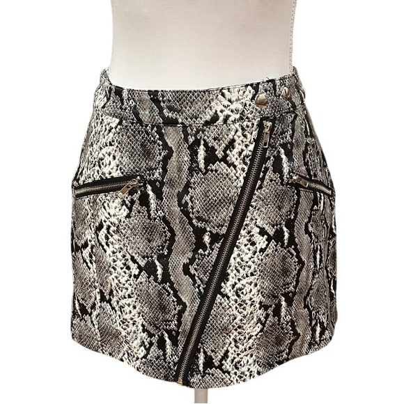 Forever 21 Dresses & Skirts - Forever 21 Snake Print Mini Skirt S
